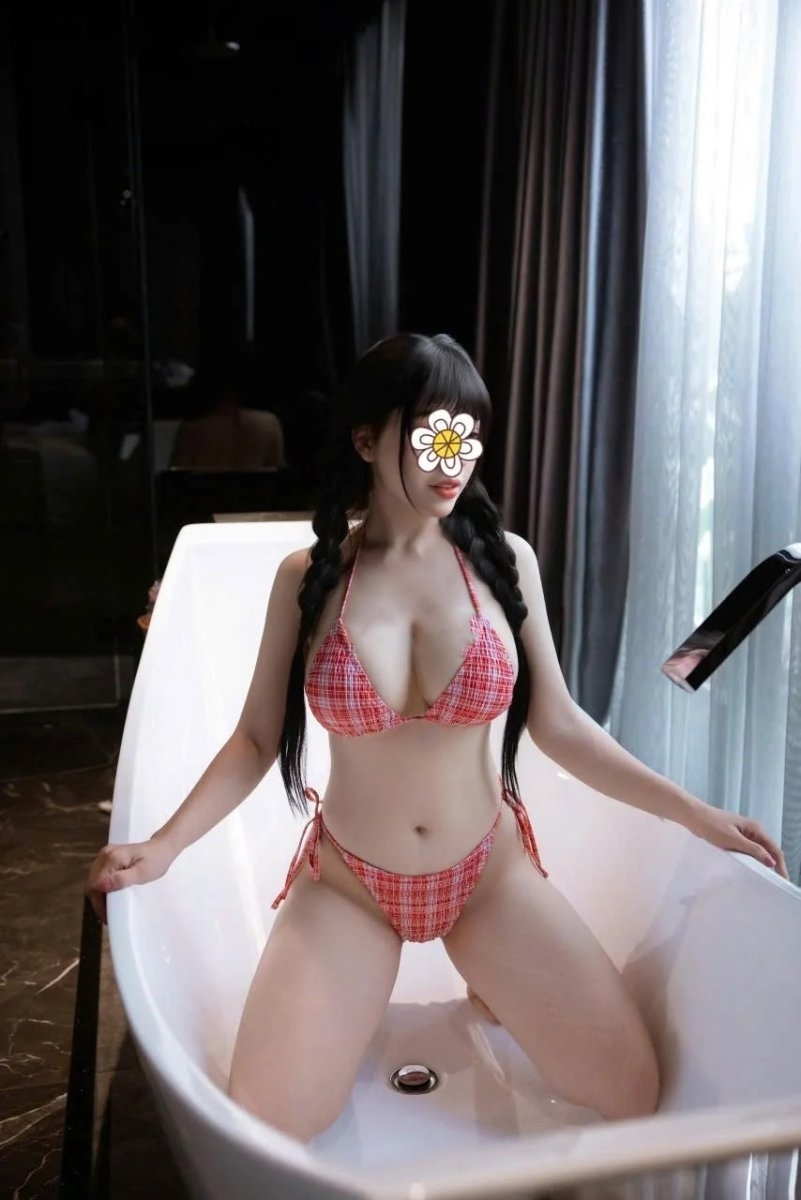EM GÁI DÂM ĐÃNG LÀM TÌNH CHIỀU KHÁCH CỰC ĐỈNH PHỤC VỤ CHU ĐÁO NHIỆT TÌNH
