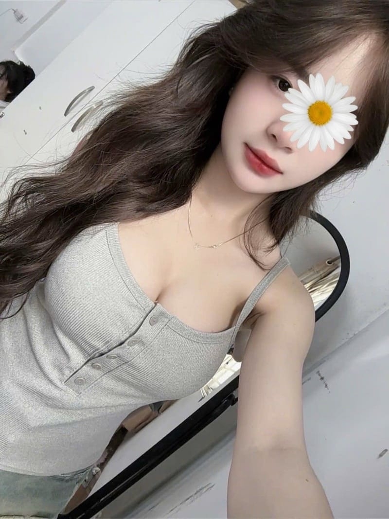 LY LY - Em Gái Xinh Duyên Khao Khát Mọi Ánh Nhìn.Ngọt Hơn Nước Mía Đường